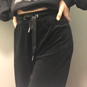 Gina byxor💕 - Ett par super fina sammets mjukisbyxor i storlek xxs från Gina tricot. Köparen står för frakten.