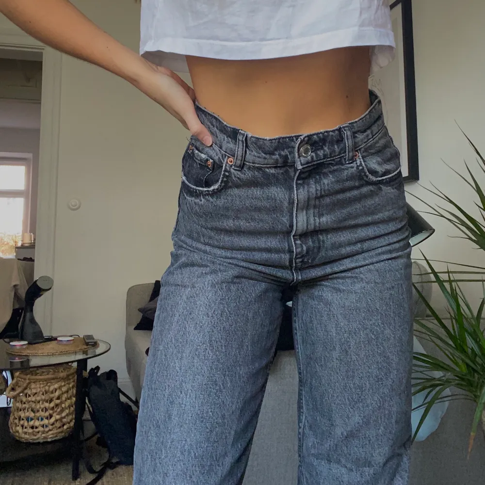 Säljer dessa populära 90’s zara jeansen då dem inte kommer till användning. Högmidjade och lång i benen😍. Jeans & Byxor.