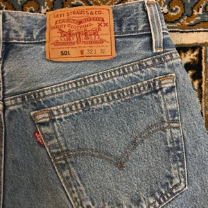 Levis 501 jeans - Väldigt bra skick men använda. Har en fläck på benet men har inte prövat att tvätta de ännu. Köparen står för frakt. Storlek W32 men mindre i storleken. Uppskattas passa W29. Kan gå ner i pris vid snabb affär. 