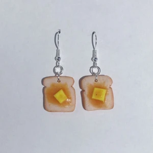 Toast - Handgjorda örhängen, ca 2x2cm 🍞 ⚠️Finns endast ett par⚠️❗️Fri Frakt❗️🔔Vänligen meddela bara om du har funderingar eller om du har bestämt dig för att köpa🔔
