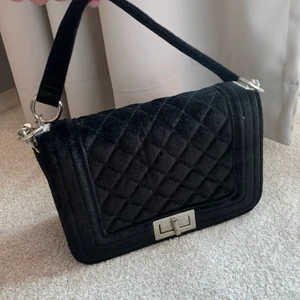 Väska - ✨Säljer denna fina axelväskaväska i svart sammet med silverdetaljer. Den är smidig men man får ändå plats med det man behöver.✨