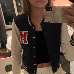 Vår/sommar jacka - Vår och sommar jacka, superfin och trendig! Använt en del men inga skador finns på den✨