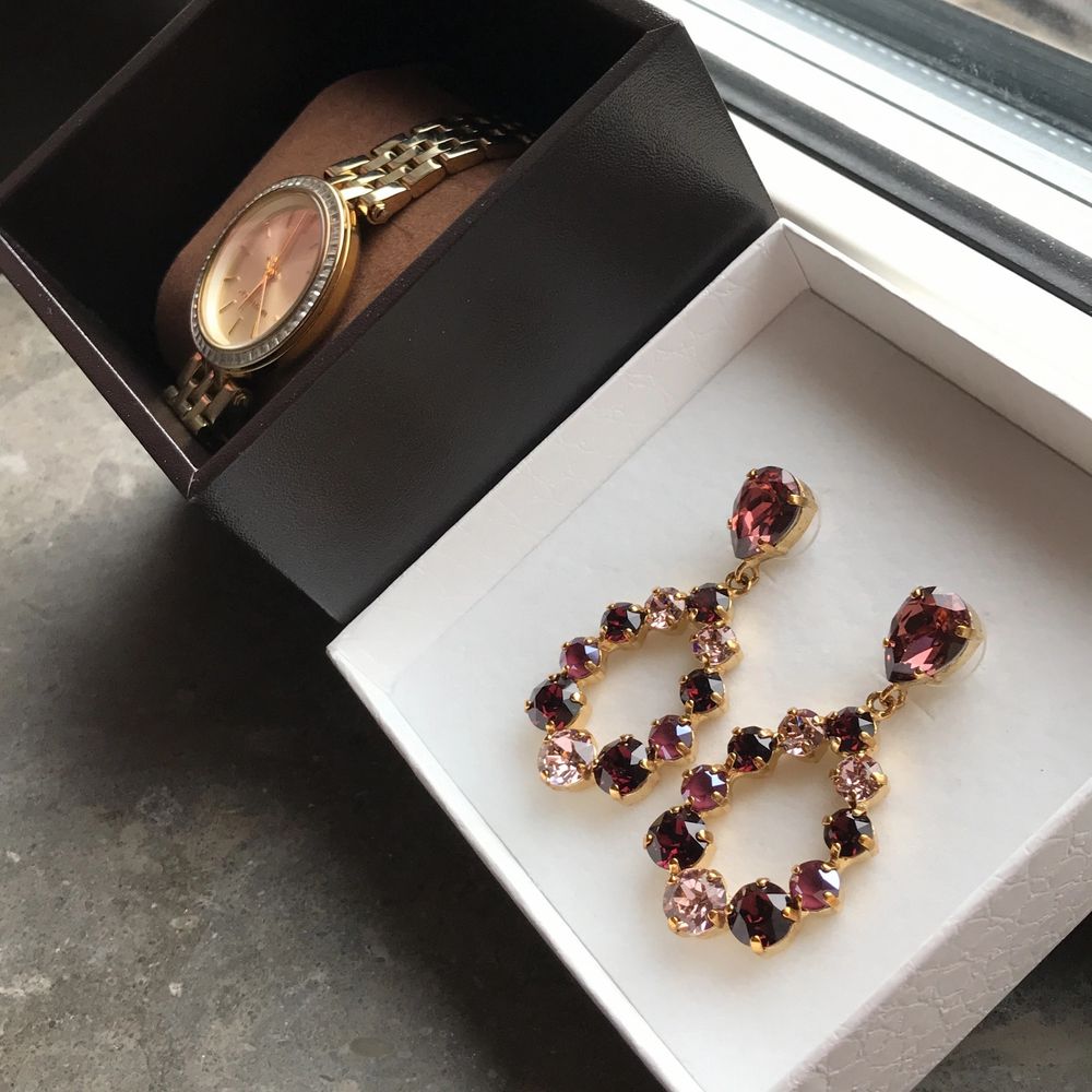 Nu säljer jag min vackra smycken, en klocka från Michael kors (säljer för 1100 kr) och ett par örhängen från iisa (säljer för 800 kr) andvänd två gånger. Ordinarieplats går att hitta på nätet. Vid funderingar eller flera bilder kontakta gärna mig! . Accessoarer.