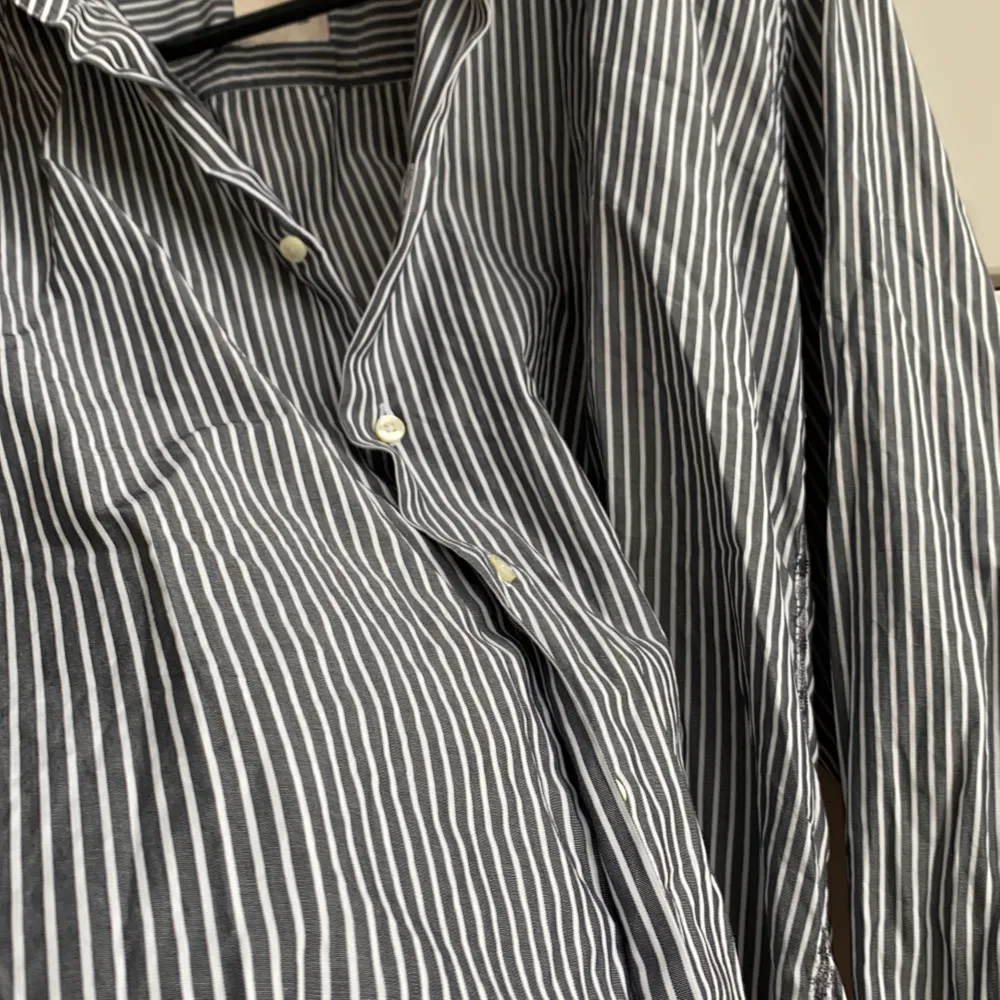 Herrskjorta som jag köpt för att använda som en mysig oversized skjorta😍 Mörkblå ränder.. Toppar.