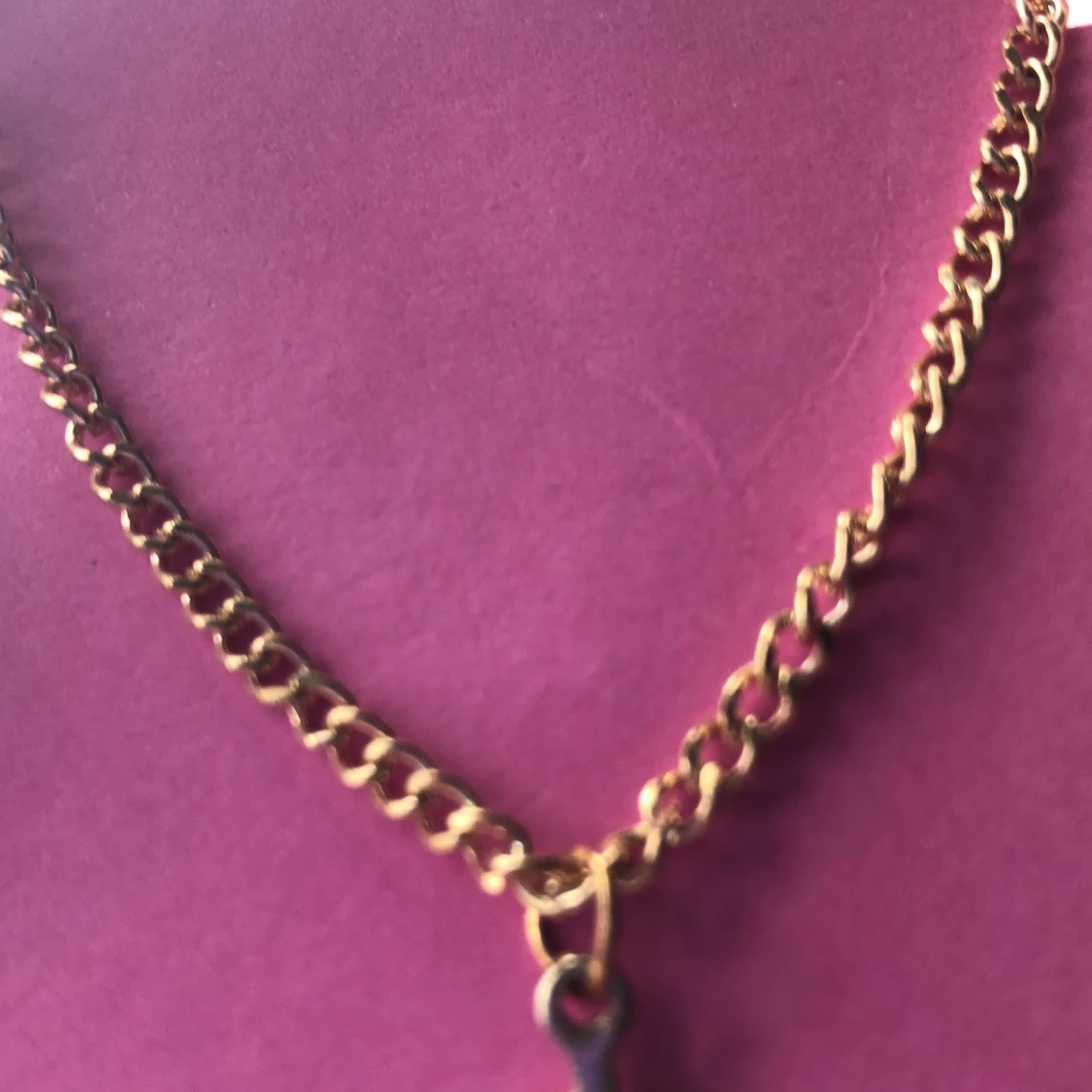 Jätte fint halsband med ett kors på💖☺️/köparen står för frakt  - 91