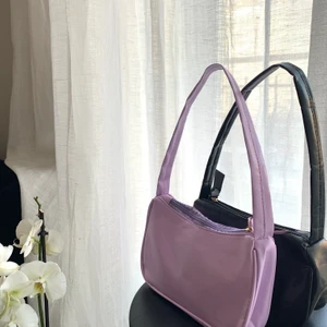 Väskor  - Vi är ett UF företag som säljer trendiga väskor som man även kan göra personliga 🦋  De färger som finns är Lila, blå, vit och svart. Endast väskan kostar 129kr och med design 149kr 💖💖 Instagram - Sacamain_uf 