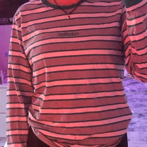 Grön, vit och grå randig tröja  - Jättefin randig tröja från Carlings!! lite 90tal vibes Använd ett fåtal gånger och är i fint nytt skick! Pris på frakt tillkommer.