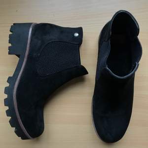 Ett par svarta boots av märket Rieker. De är endast använda ett fåtal gånger och de är i mycket fint skick! Nypris var ca 600 kr🥰