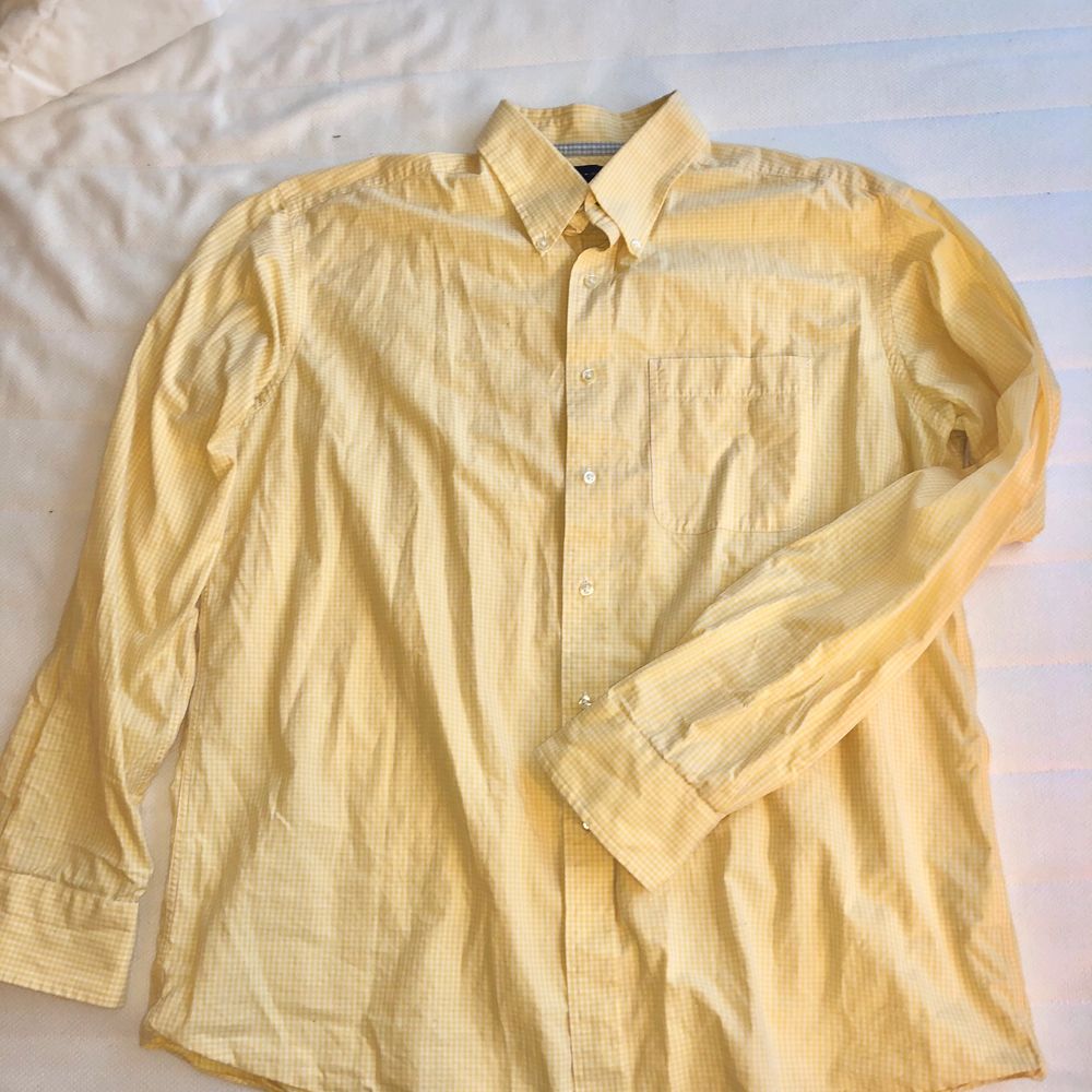 Gul stor skjorta i bomull, från Tommy Hilfiger. Storlek L. Kan användas på olika sätt, antingen över axlarna, knuten i midjan eller instoppad i byxkant. Unisex . Skjortor.