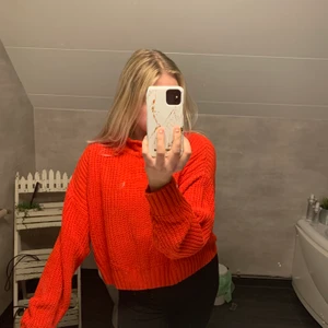 Röd stickad   - Röd stickad från hm😍 Supermysig och skön att ha på sig! Köparen står för frakten