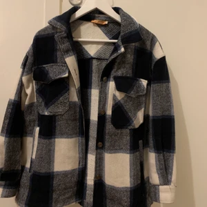 Trendig rutig jacka - Jag säljer nu denna fina rutiga jackan eftersom den inte kommer till användning längre. Den är i ett jättebra skick och kommer ifrån Chealse. Storleken är S/M. Köparen står för frakt💗