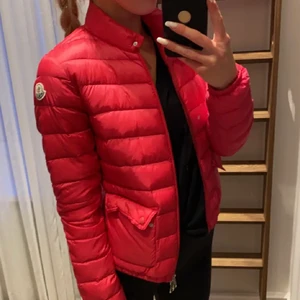 Moncler jacka - Min nya rosa moncler jacka. Använd en gång vilket betyder att den är precis nyskick. Perfekt till våren och det är en superfin rosa färg 💓 storlek nr 1 vilket betyder en S