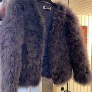 Fluffjacka - Säljer min ”dream jacket” från DM retro i storlek S då den inte kommer till användning... Den är väldigt sparsamt använd, ungefär 2-3 gånger bara. Nypris 1299 🌸 