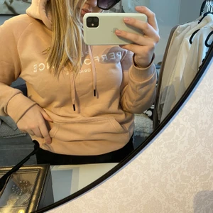 Ljusrosa hoddie från Peak Performance i storlek XL - Mysig hoddie från Peak Performance i storlek XL 💕 säljer för 249kr + eventuell frakt 