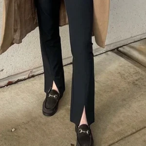 Svarta kostymbyxor  - Svarta kostymbyxor ifrån nakd med slits framtill, de är lite stretchiga i materialet och är i fint skick! 