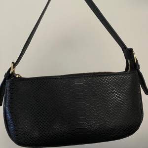 En super fin svart baguette väska från By Bianca Ingrosso,  helt slutsåld. Väskan är i fint skick. 💕