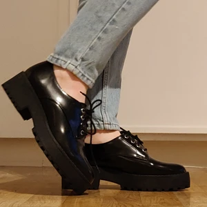 Derbyskor - Säljer dessa as snygga derbyskor jag tyvärr växt ut ur, de är i mycket bra skick!✨ Om frakten kostar mindre betalar jag tillbaka skillnaden 😙