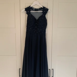 Balklänning - Superfin skräddarsydd balklänning. Använd 1 gång därav mycket bra skick. Passar xs/34. Jag är 162 cm. Jättefin marinblå färg med pärlbroderier.