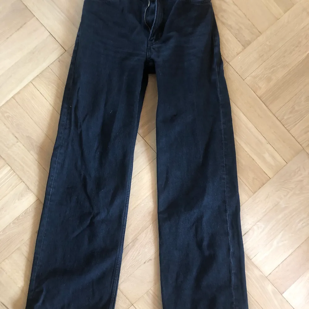 Säljer mina svarta monki jeans i modellen Yoko då de blivit för små för mig.. Jeans & Byxor.