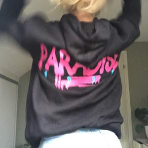 Oversized hoodie från Boohoo med tryck på både fram och baksida! Sparsamt använd. Köpare står för frakt! 💕 
