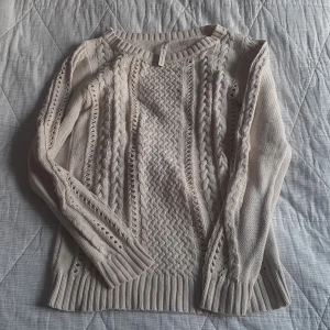 Stradivarius tröja - Beige tröja från stradivarius. Använd men god skick. Storlek M, men skulle säga att det är en ganska liten M. Betalning med swish. Flera plagg kan skickas i samma paket vid intresse.
