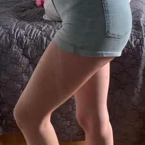 Ljusblåa shorts storlek 36 - Dessa shorts från hm är har ett streschigt tyg som gör att dem sitter mycket skönare och bättre. Dem är inte använda på länge och innan dess absolut inte använda mer än 10 gånger. Dem är i gott skick och säljer dem för att jag som sagt inte använt dem på länge. 