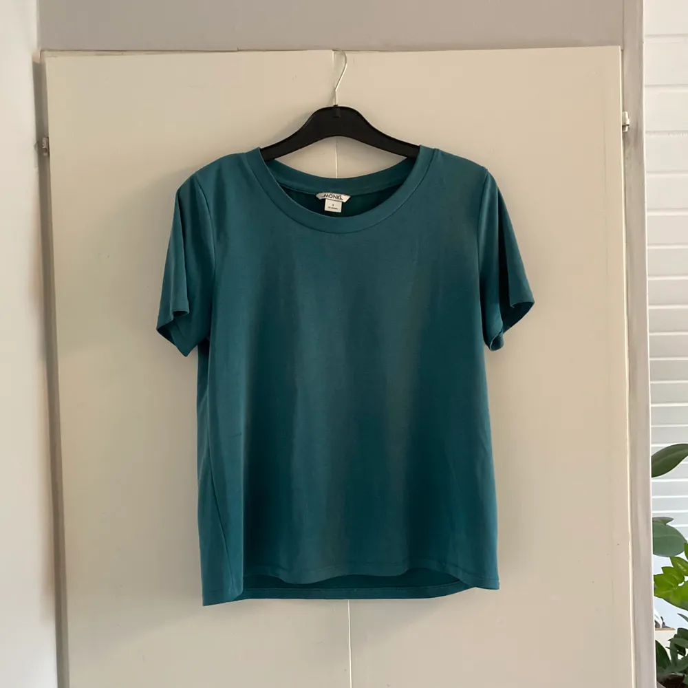 Grön T-shirt från Monki i storlek S. Köpt för 150. Sparsamt använd. Köparen står för frakten. 🌼🌻. T-shirts.