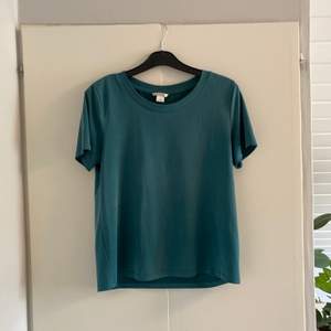 Grön T-shirt från Monki i storlek S. Köpt för 150. Sparsamt använd. Köparen står för frakten. 🌼🌻