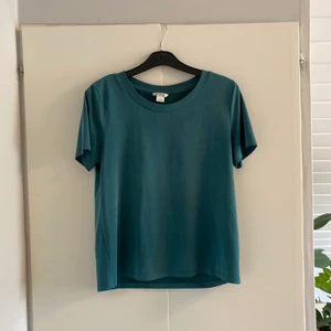 Monki - T-shirt  - Grön T-shirt från Monki i storlek S. Köpt för 150. Sparsamt använd. Köparen står för frakten. 🌼🌻
