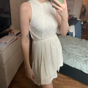 Benvit klänning med spets - Säljer denna söta klänning från H&M. Storlek 34 men passar mig som har 36. Perfekt som studentklänning eller avslutningsklänning. Endast använd 1 gång, fint skick behöver bara strykas.