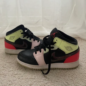 Jordans  - Säljer mina unika Jordans i storlek 39 köpta på Footlocker vid hösten, något använda men i bra skick! Skickas med spårbar frakt :)