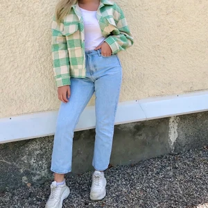 Populär Jacka - Säljer den här SJUKT fina och populära vårjackan från Gina Tricot. Helt slutsåld i affär/internet! Nypris (ca 700kr)