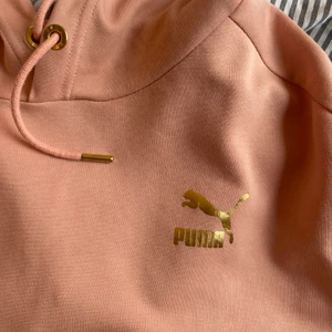 Hoodie - Hoodie från puma i lite trönungsmaterial. Är stor i ärmarna;)