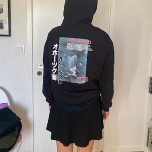Coool hoodie - Säljer denna snygga hoodie som är köpt från Urban Outfitters💕det är en herrmodell men skulle säga att den sitter som en M på mig men är i storlek S på herrmodellen💓köparen betalar frakten, skriv om ni är intresserade