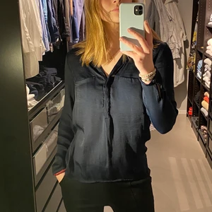 Mörk skjorta  - En svart / mörkblå skjorta som är en sjukt nödvändigt plagg🖤 köparen står för frakten 