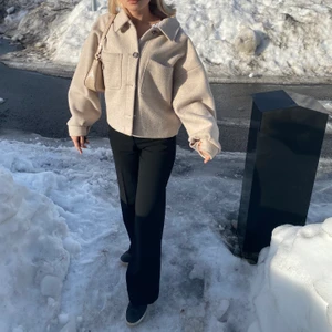 Vår jacka  - Säljer min vår/höst jacka eftersom jag köpt en ny, en fin beige färg och oversize i modellen. Köpt från nakd för 799kr. Den kommer vara upppiffad vid evt köp:) stolek M men den passar allt ifrån xs-L då den är stori modellen🌟