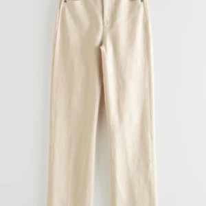 3 Jeans: Other stories, monki och junkyard!! - Första och andra byxorna är nästan i nyskick!  Beiga jeans-köpta för 690kr                                     Blåa jeans-köpta för 400kr                                Svarta jeans-köpta för 499kr