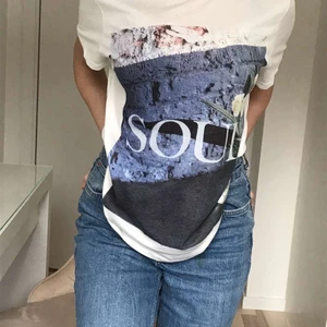 en vit t-shirt med tryck  - vit t-shirt med tryck 