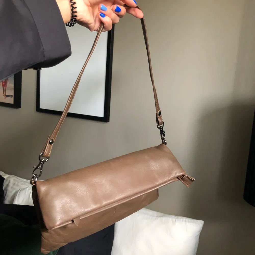 Så fin brun väska! Köpt second hand men fortfarande i bra skick. Axelbandet går att byta ut om man vill det. Köparen står för frakt 💕💕. Väskor.