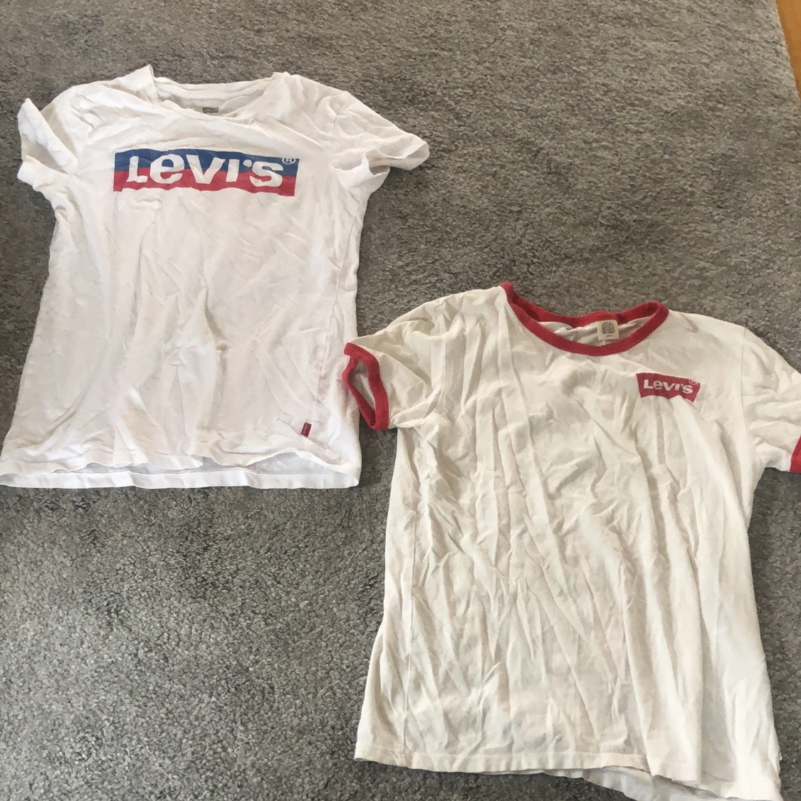 Två vita Levis t-shirts