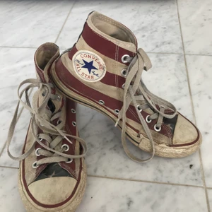 Converse - Coola converse med USA flagga. Dom är välanvända men fortfarande i bra skick