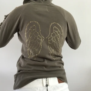 Y2K Victorias Secret kofta - 🌏FRAKT PÅ 57KR TILLKOMMER🌍 Snygg och unik brun kofta från Victorias Secret med vingar i ”diamanter” på ryggen vilket ger mega Y2K vibe. Söt liten vinge på dragkedjan. Perfekt nu till sommaren! Tveka inte på att kontakta mig om du undrar något eller vill pruta.  