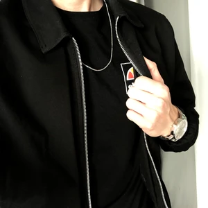 Snygg & stilren Harrington-jacka - ASOS - Snygg och stilren jacka från Asos Design som nu tyvärr är för liten för mig 💔 Inga hål eller tecken på slitage, 2 sidofickor samt 1 inre bröstficka. Lätt att kombinera med olika stilar och perfekt jacka inför våren ☀️ Herrstorlek: S, regular passform