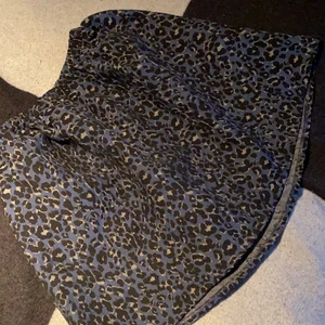 Kjol - Säljer denna super fina kjol från Christina Rohde. Köpt för ett tag sedan men den är i mycket gott skick. Resår i midjan och den går till mitten på låren ungefär. Köpt på Lucca för 900kr