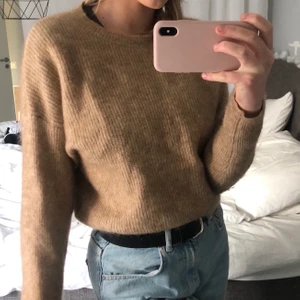 Stickad tröja - Brun/beige stickad tröja från bikbok . Köpt för flera år sen men endast använd 2 gånger. Säljer pga att färgen inte passar mig. Mycket bra skick och mycket skön tröja. Frakt: 60 kr