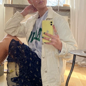 Jeansjacka - oversized vit jeansjacka med slitna detaljer från Zara. Skitsnygg till våren / sommaren 