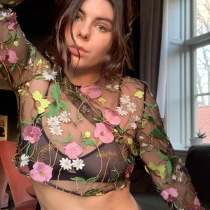 upcycled blommig topp  - Denna topp var från början en klänning som ej fick någon användning, så har sytt om den till en söt topp. Ursprungligen från h&m. Står ej storlek men tror den är 38. Passar 34-40 beroende på hur man vill ha passformen! 