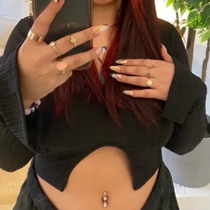 Svart/beige topp  - Svart/beige topp med öppning vid magen. Svarta toppen har även öppning vid armarna. Beige är XS/S. Svart topp är S/M. Bud börjar på 30kr! 