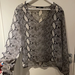 Ormfärgad tröja - Använd fåtal gånger. Bra skick🦋