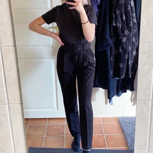 Svarta kostymbyxor  - Svarta kostymbyxor med skärp från nakd. Endast använda ett fåtal, bra skick 